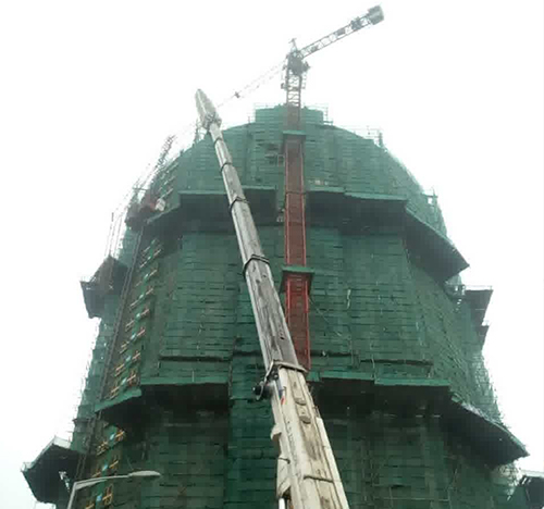 天河吊车在工地上作业